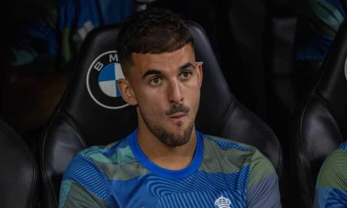 Dani Ceballos sentado en el banquillo del Real Madrid. 