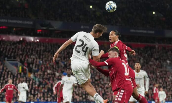 Dean Huijsen despeja de cabeza una jugada durante el partido de esta noche en Anfield entre el Liverpool y el Real Madrid.