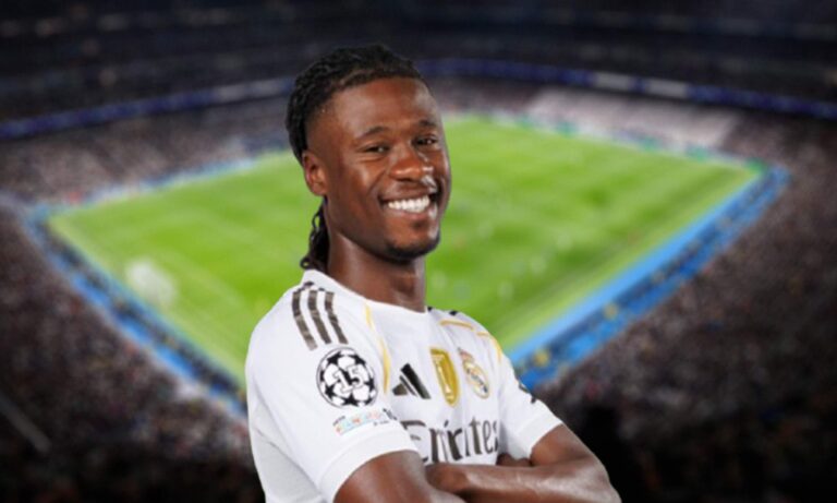 Eduardo Camavinga con la camiseta del Real Madrid y el Santiago Bernabéu. 