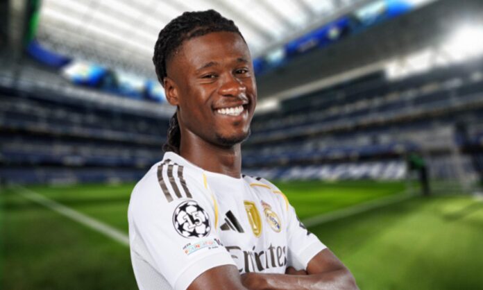 Eduardo Camavinga con la camiseta del Real Madrid y el Santiago Bernabéu.