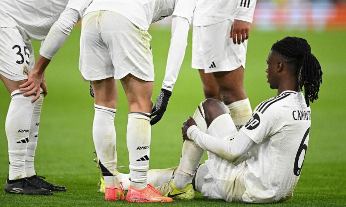 Eduardo Camavinga sentado en el suelo durante un partido. 