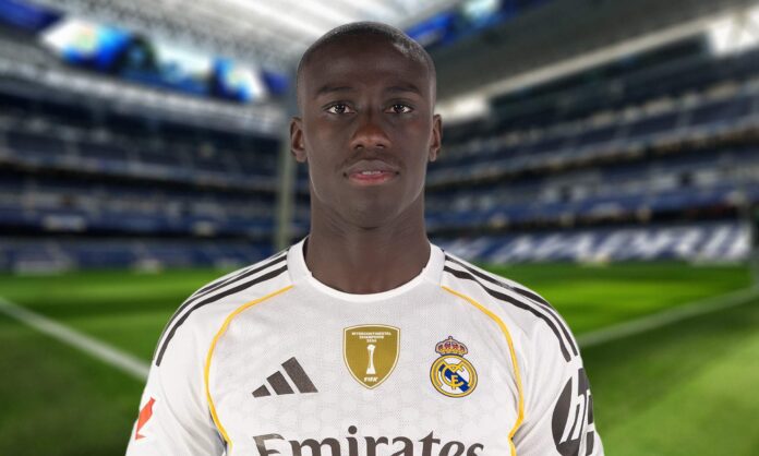 Ferland Mendy con la camiseta del Real Madrid y el Santiago Bernabéu.