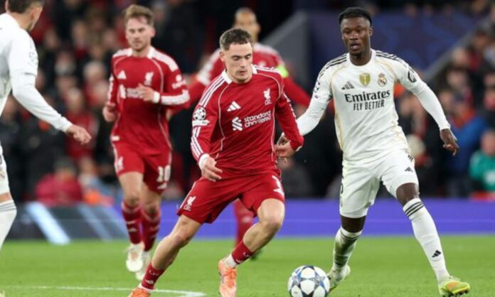 Eduardo Camavinga sigue a Florian Wirtz, en el partido de esta martes entre el Liverpool y el Real Madrid.