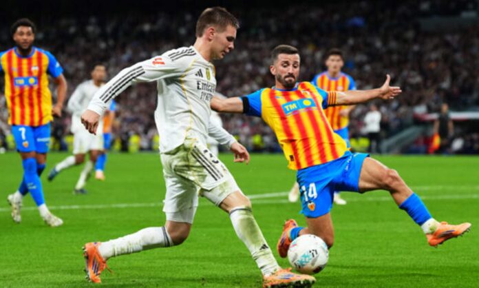 Franco Mastantuono jugando contra el Valencia. 