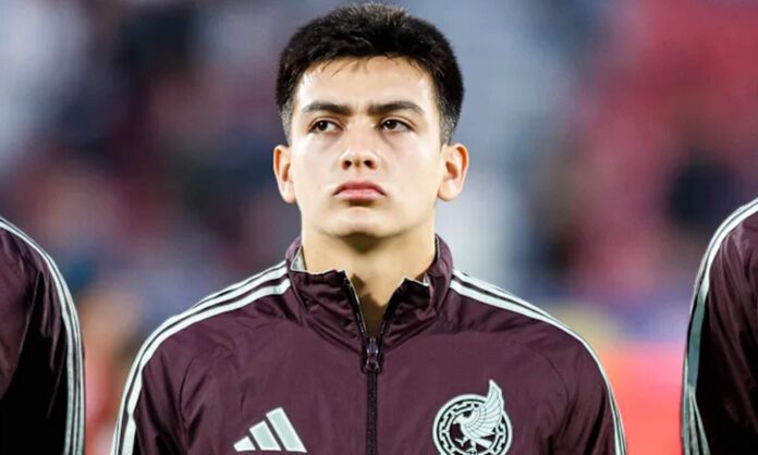 Gilberto Mora antes de empezar un partido en México.