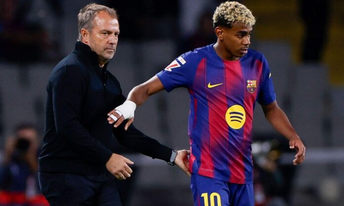 Hansi Flick y Lamine Yamal durante un partido del Barcelona.