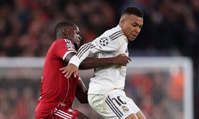 Ibrahima Konaté, cubriendo a Kylian Mbappé durante el partido de Champions de este martes entre el Liverpool y el Real Madrid.