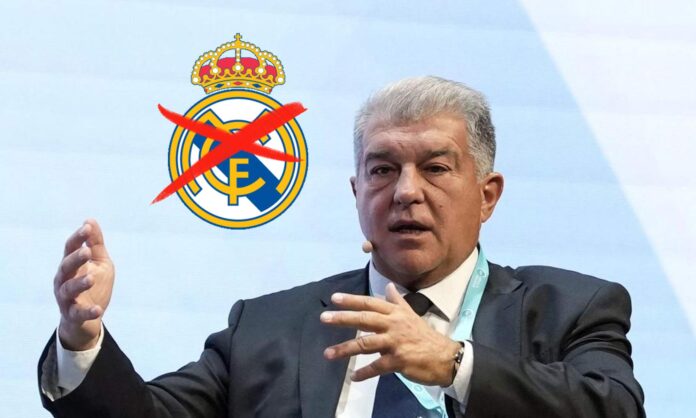 Joan Laporta y el escudo del Real Madrid tachado. 