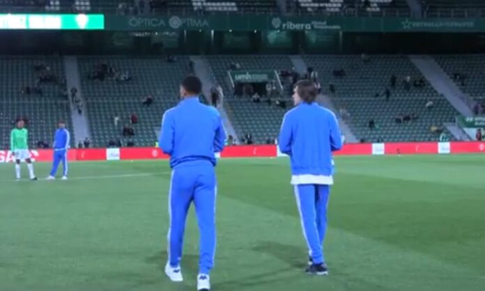 Jude Bellingham, Álvaro Carreras y el césped del campo del Elche.