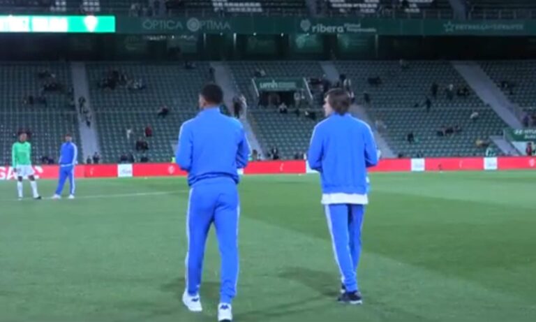 Jude Bellingham, Álvaro Carreras y el césped del campo del Elche.