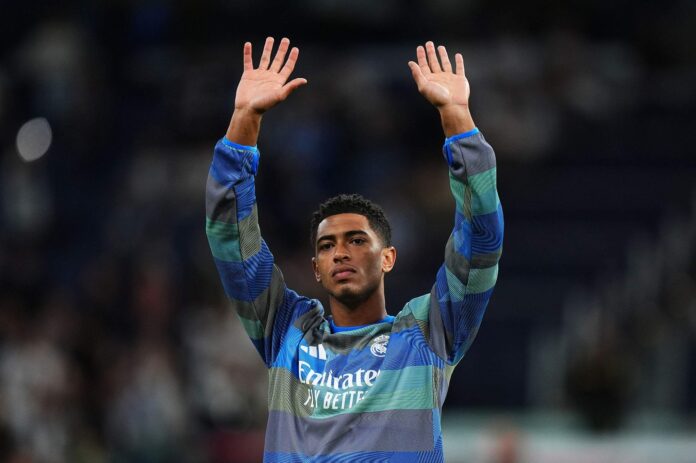 Jude Bellingham durante un calentamiento con el Real Madrid.