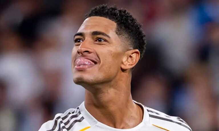 Jude Bellingham jugando un partido con el Real Madrid.