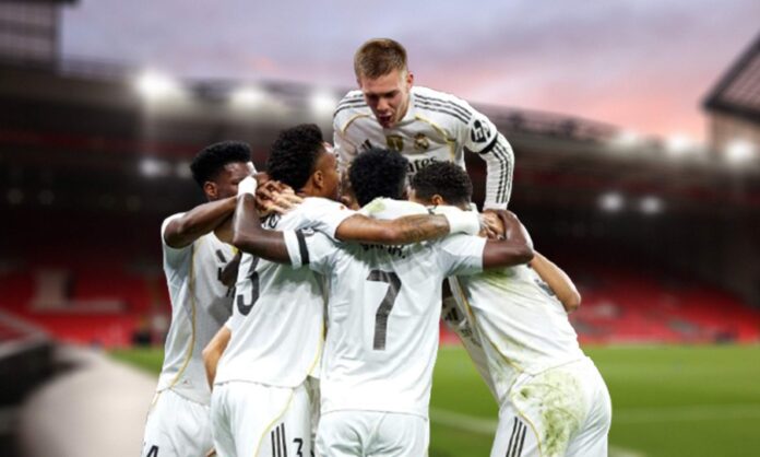 Jugadores del Real Madrid y Anfield, el estadio del Liverpool.