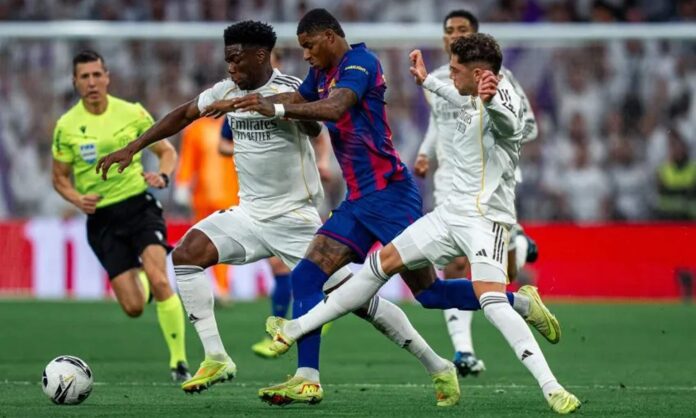 Fede Valverde y Aurélien Tchouaméni disputando un balón con Rashford en el último Real Madrid - Barcelona.