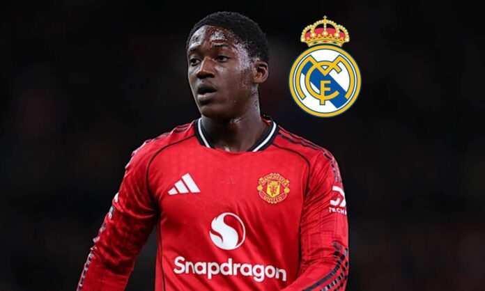 Kobbie Mainoo jugando un partido con el Manchester United y el escudo del Real Madrid.