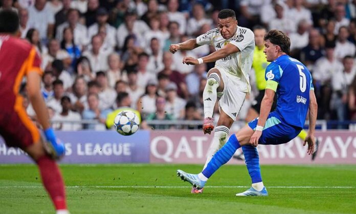 Kylian Mbappé jugando contra el Olympique de Marsella en la Champions League. 