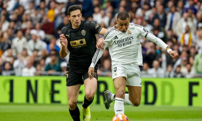 Kylian Mbappé, durante el partido del año pasado ante el Valencia en el Santiago Bernabéu.