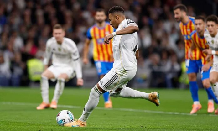 Kylian Mbappé se dispone a tirar el penalti de este sábado ante el Valencia, que transformó y supuso el primer gol del Real Madrid.