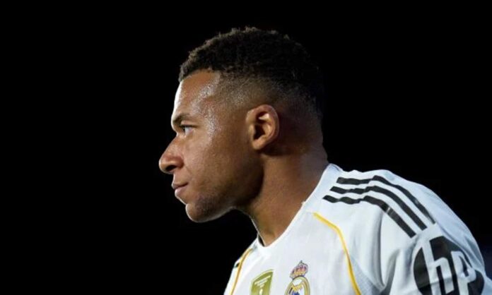 Kylian Mbappé jugando un partido con el Real Madrid.