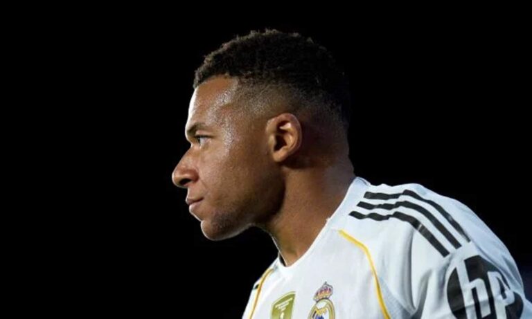 Kylian Mbappé jugando un partido con el Real Madrid.