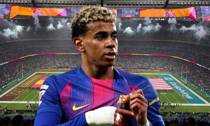 Lamine Yamal señalando el escudo del Barcelona y el Santiago Bernabéu durante el partido de NFL.