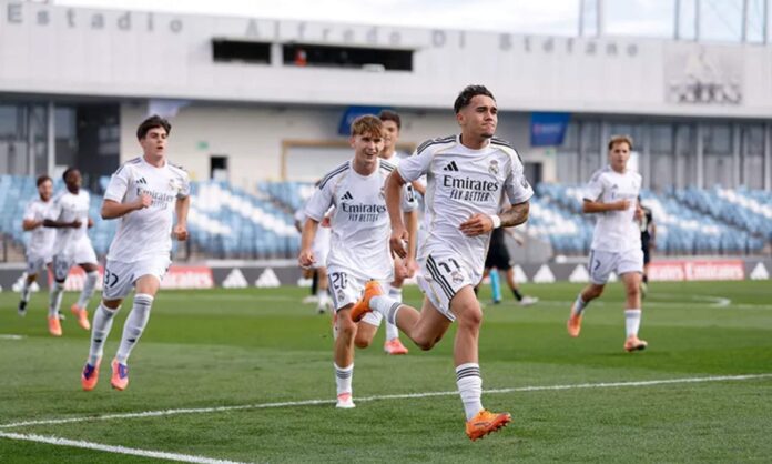 El Juvenil A del Real Madrid ha ganado a la Juventus en la tercera jornada de la Youth League merced a un gol de Liberto Navascués, celebrándolo en la imagen.