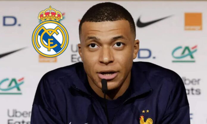 Kylian Mbappé en rueda de prensa y el escudo del Real Madrid.