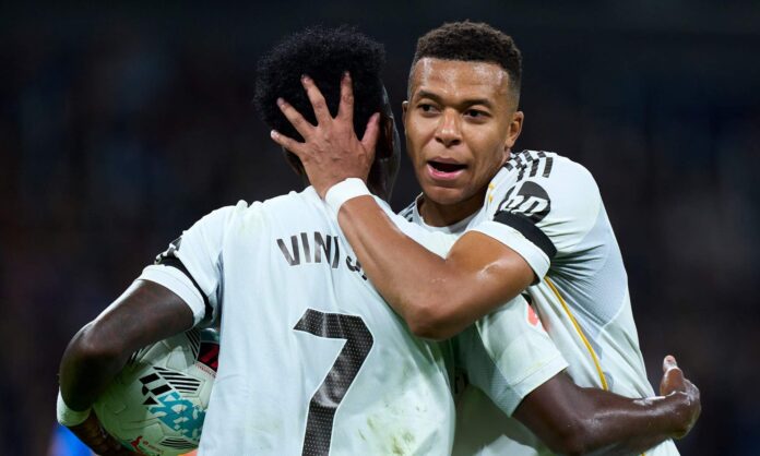 Mbappé y Vinicius Junior antes del penalti