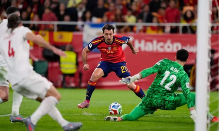 Mikel Oyarzabal, rematando delante del portero turco Bayindir, en el partido de esta noche en Sevilla.