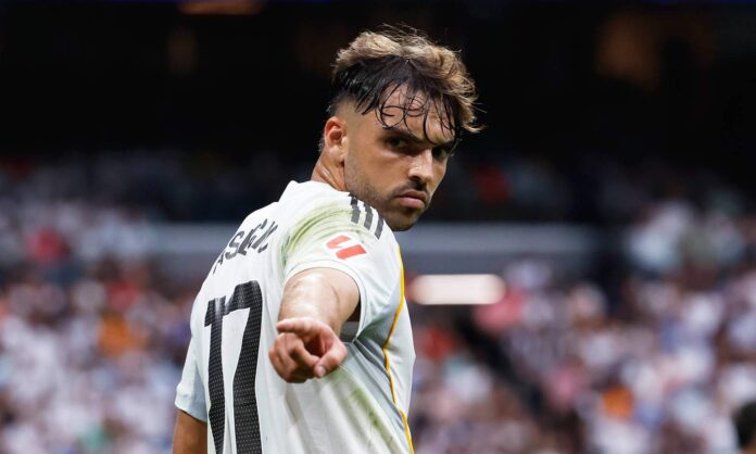 Raúl Asencio jugando un partido con el Real Madrid. 