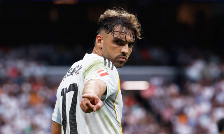 Raúl Asencio jugando un partido con el Real Madrid. 