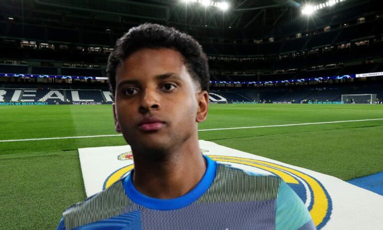 Rodrygo Goes con una sudadera del Real Madrid y el Santiago Bernabéu.