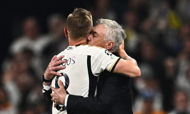 Toni Kroos abrazando a Carlo Ancelotti en el Santiago Bernabéu.