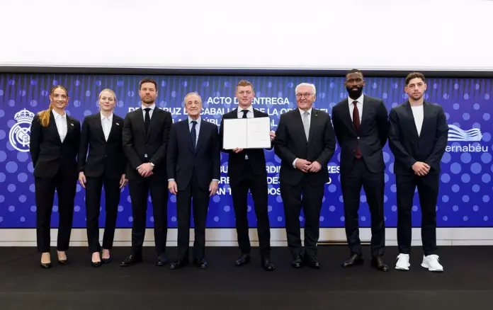  Toni Kroos, condecorado en el Bernabéu: «Esta siempre será mi casa»

