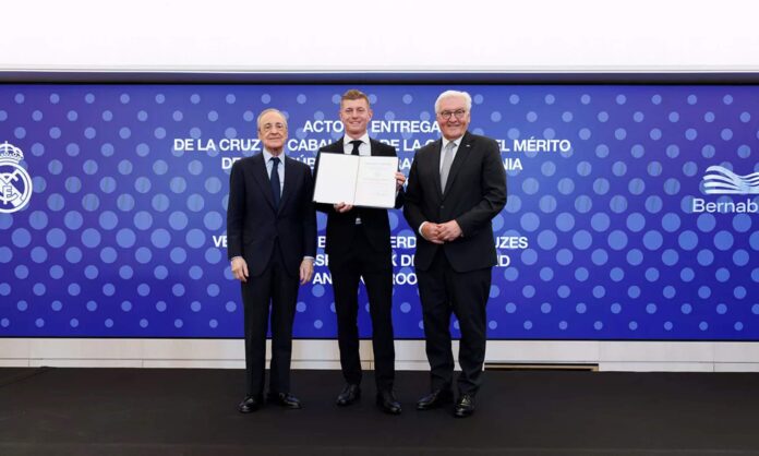 Toni Kroos ha recibido la la Cruz de Caballero de la Orden del Mérito de la República Federal de Alemania en el Santiago Bernabéu.