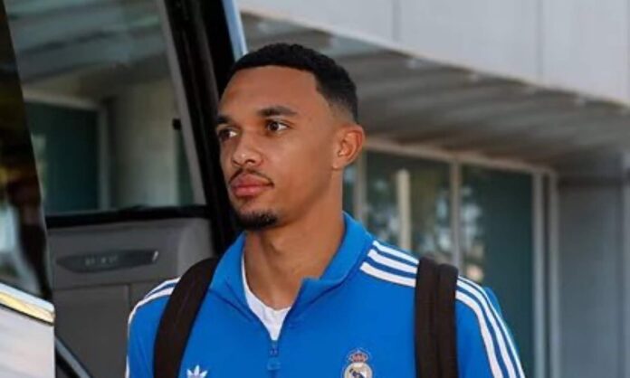Trent Alexander Arnold llegando al Martínez Valero (1)