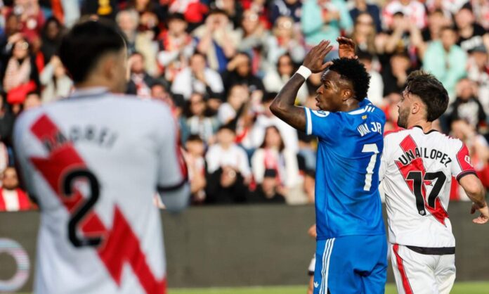 Vinicius Junior está firmando un gran partido durante la primera parte ante el Rayo Vallecano.