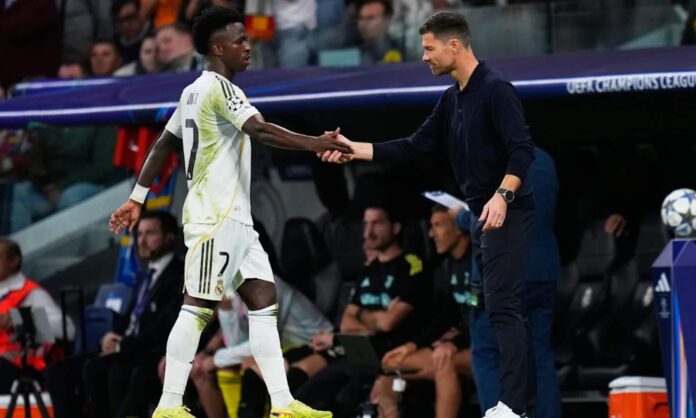 Vinicius Junior y Xabi Alonso, saludándose durante un partido de Champions del Real Madrid esta temporada.