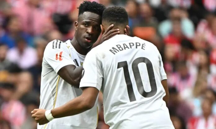 Vinícius Júnior y Kylian Mbappé jugando un partido con el Real Madrid.