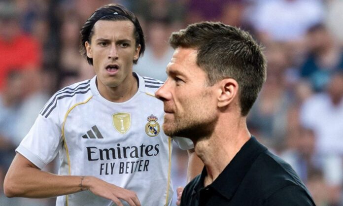 Xabi Alonso y una foto de Álvaro Carreras jugando un partido.