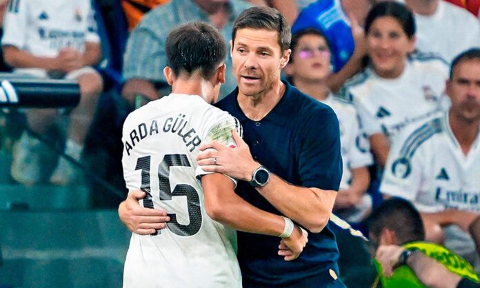 Xabi Alonso cambiando a Arda Guler en un partido del Real Madrid.