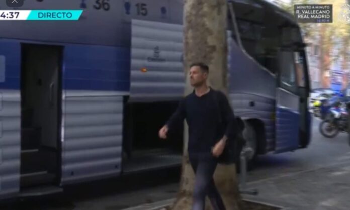 El autobús del Real Madrid ya se encuentra en Vallecas después de un desplazamiento sin ningún tipo de problema.