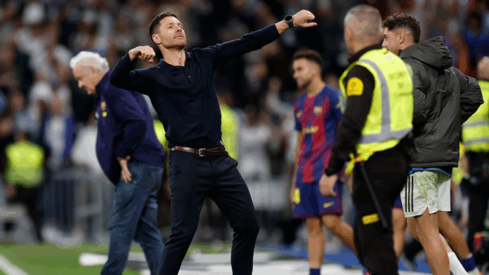 Xabi Alonso celebrando un gol del Real Madrid.