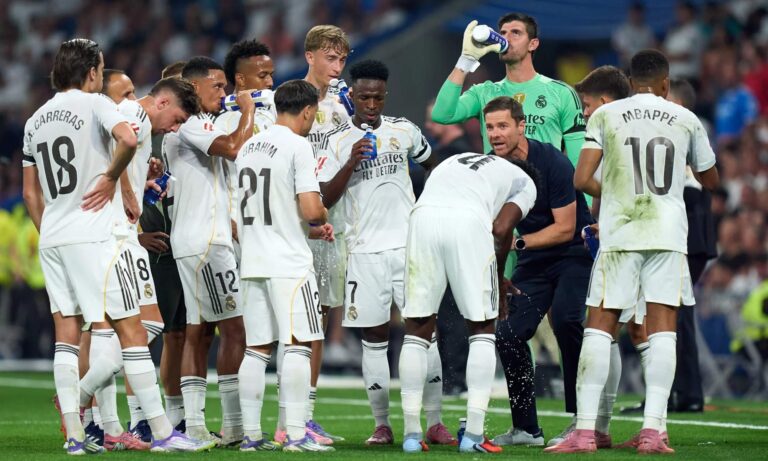 Xabi Alonso dando indicaciones a los jugadores del Real Madrid.