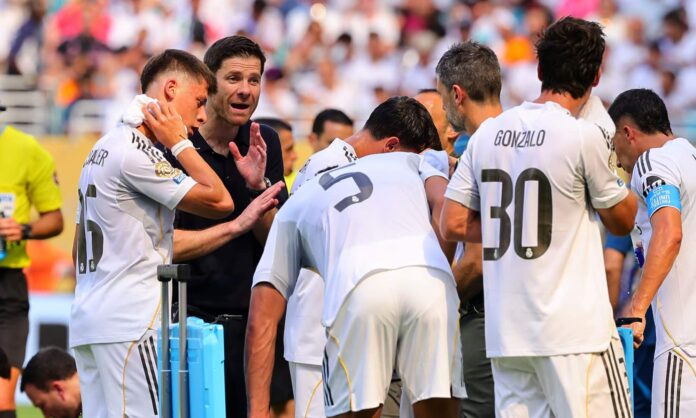 Xabi Alonso, charlando con sus jugadores durante un partido del Real Madrid.