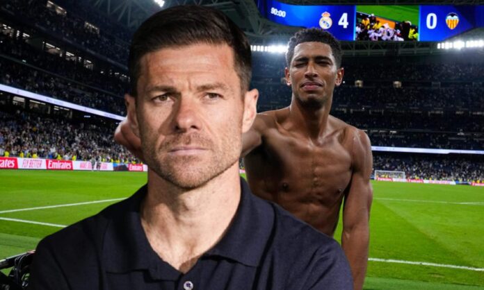 Xabi Alonso y una foto de Jude Bellingham después del partido contra el Valencia. 