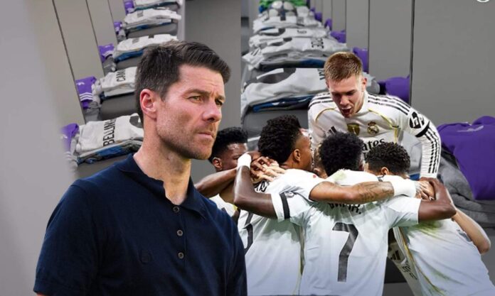 Xabi con jugadores en el vestuario
