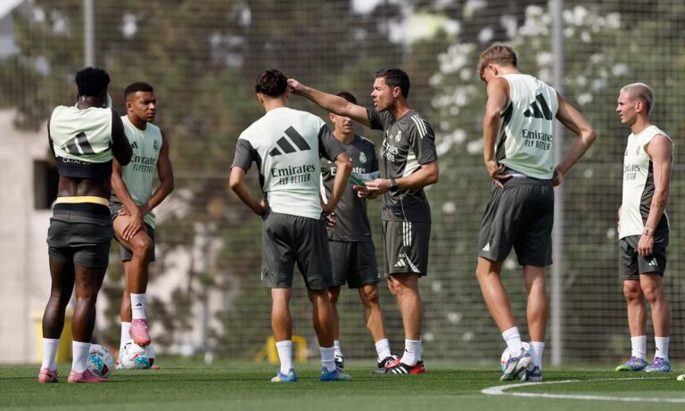Xabi Alonso, con varios de sus jugadores, en un entrenamiento del Real Madrid durante este verano.