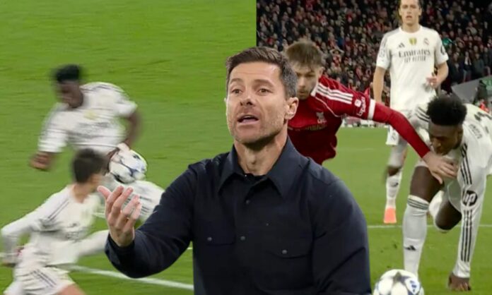 Xabi Alonso, enfadado por dos jugadas en el partido que el Real Madrid está disputando en Anfield frente al Liverpool.