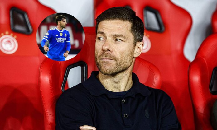 Xabi Alonso en el banquillo del Olympiacos y una foto de Raúl Asencio.